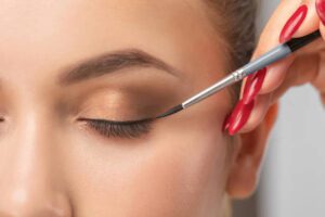 Cómo hacerte el eyeliner perfecto: la guía total para principiantes, y no tanto