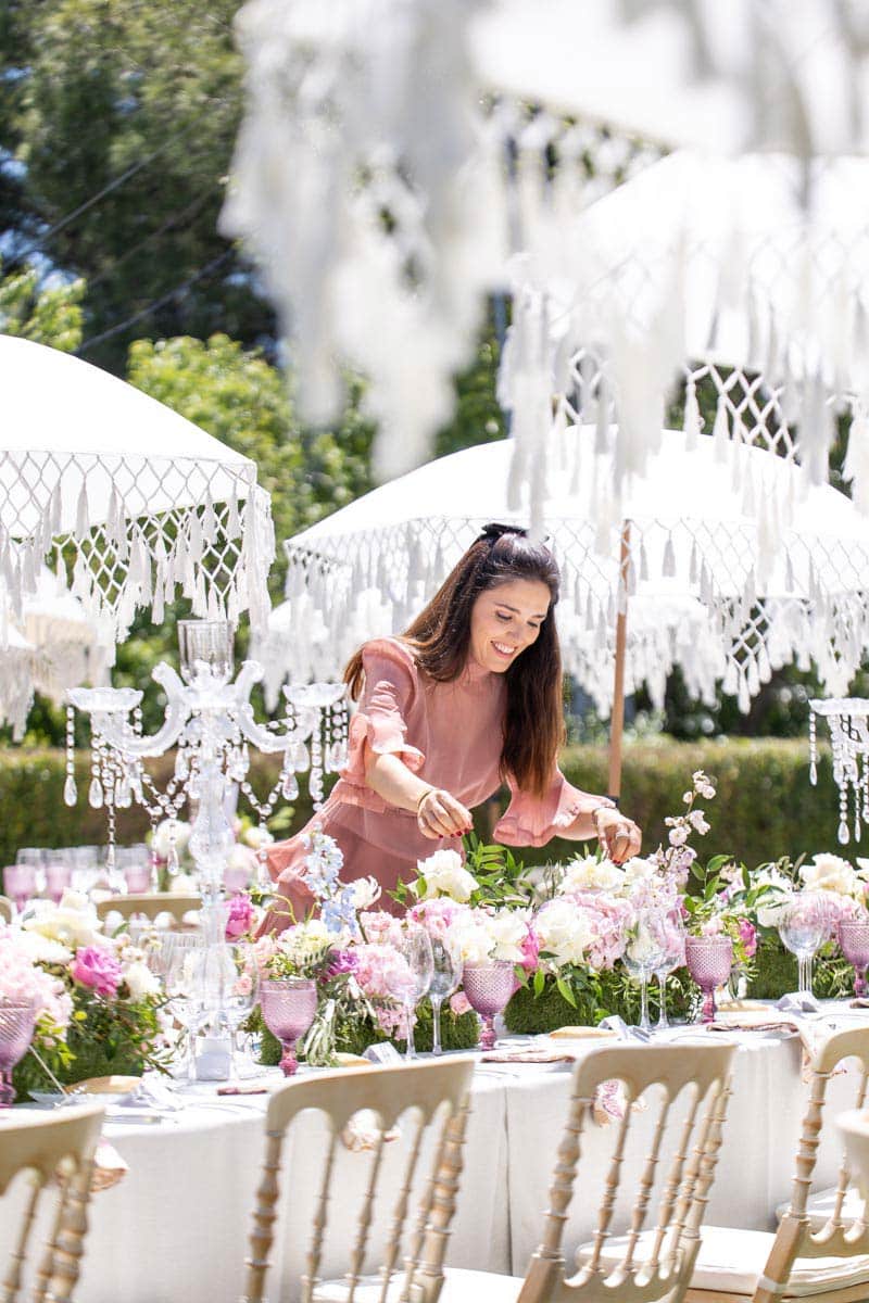 Profesional supervisando la decoración floral de una mesa de boda